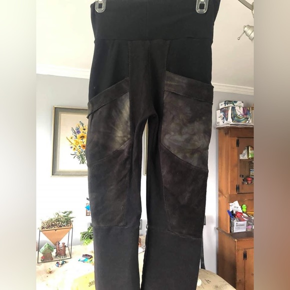 Wildhorse Apparel capris, size S/M - Picture 2 of 3